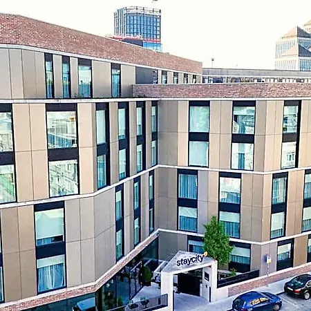 Staycity Street Hotell 4*